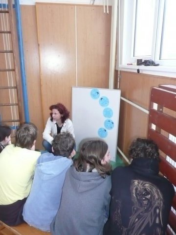 Přednáška o AIDS 8.12.2010 v tělocvičně školy