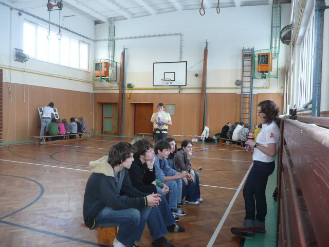 Přednáška o AIDS 8.12.2010 v tělocvičně školy