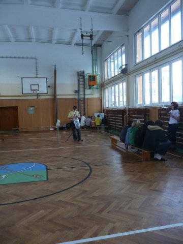 Přednáška o AIDS 8.12.2010 v tělocvičně školy