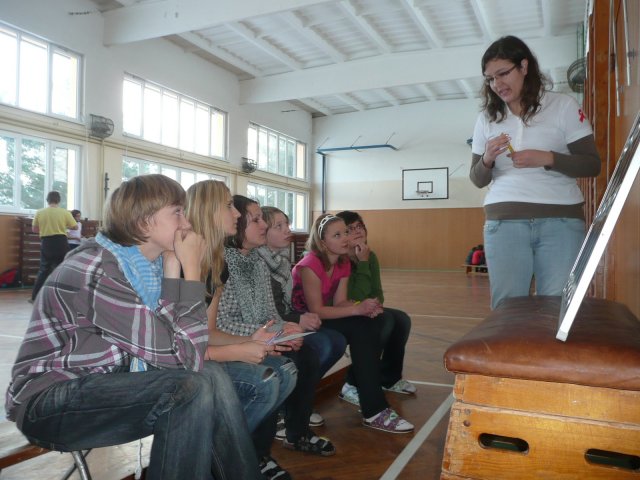 Přednáška o AIDS 8.12.2010 v tělocvičně školy