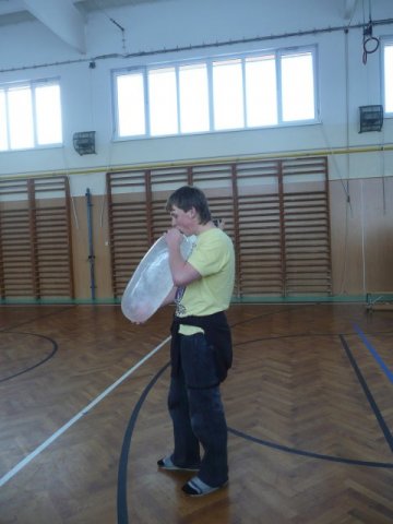Přednáška o AIDS 8.12.2010 v tělocvičně školy