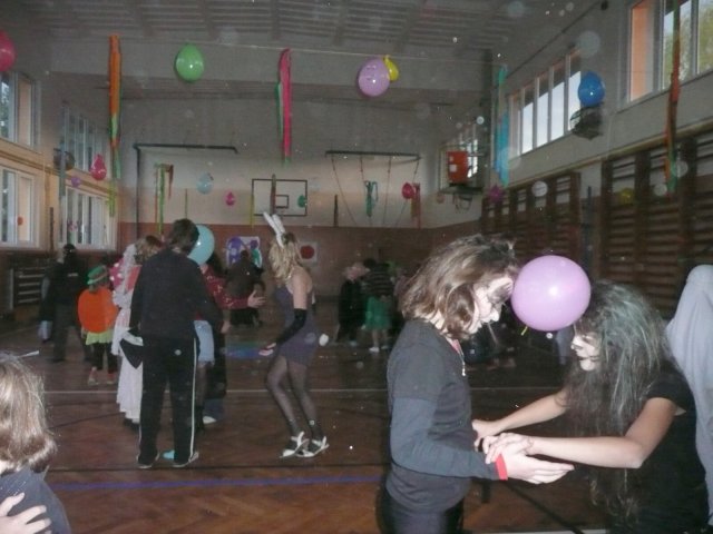 Halloween party v tělocvičně školy 26.10.2010