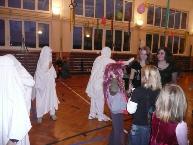 Halloween party v tělocvičně školy 26.10.2010