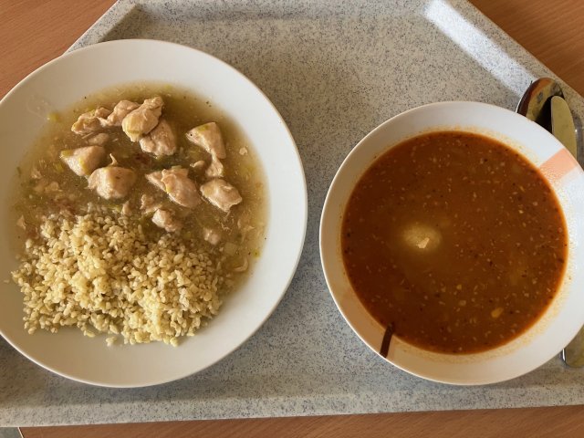 gulášová polévka, kuřecí na pórku s bulgurem