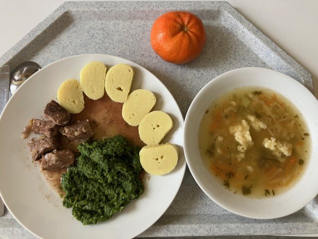 vývar se strouháním, hovězí na česneku s bramborovými knedlíky a špenátem