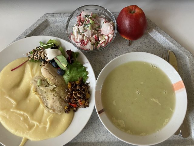 brokolicová polévka, talápie na bylinkách s bramborovou kaší