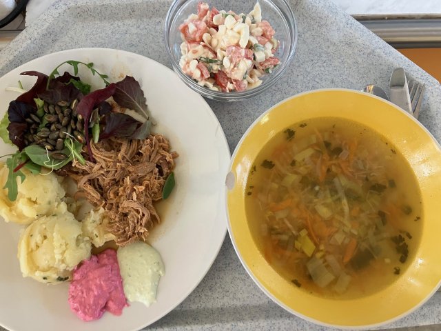 pórková polévka, trhané vepřové maso s bramborem