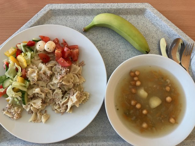 česnečka s krutony, těstovinový salát s tuňákem