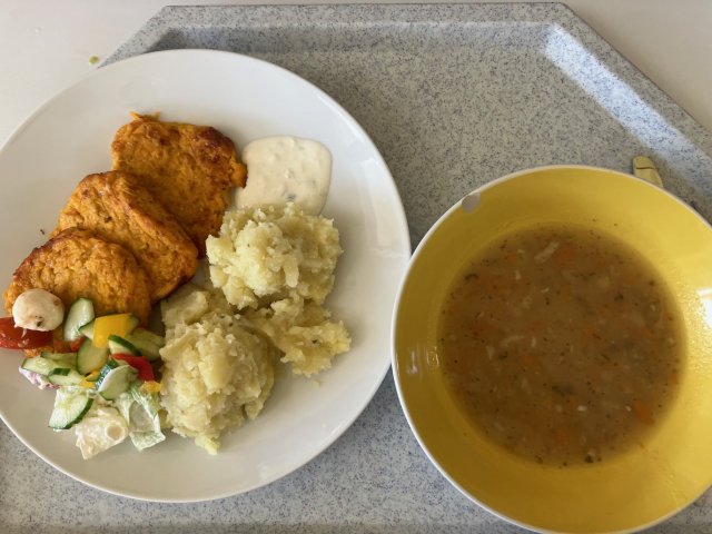 vývar s noky, cizrnovo-dýňové placičky s bramborem