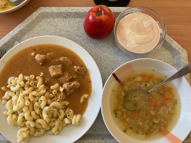 cizrnová polévka, krůtí guláš s těstovinami