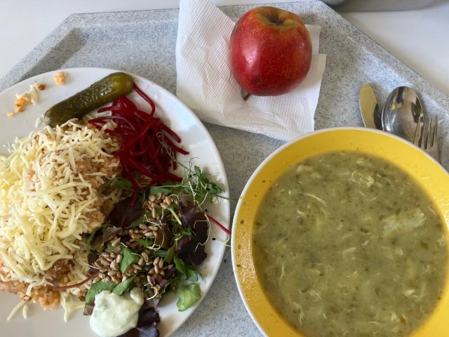 špenátová s vajíčkem, vepřové rizoto po srbsku