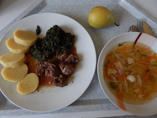 vývar s těstovinou, hovězí na česneku, bramborový knedlík, špenát