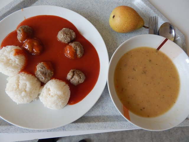 hrachová polévka, čufty, rajská omáčka, rýže