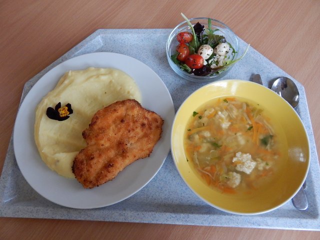 polévka z vaječné jíšky, kuřecí řízek, bramborová kaše