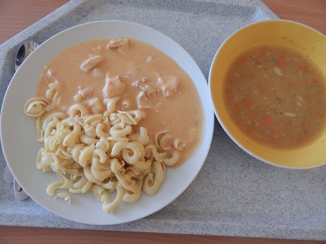 hrachová polévka, krůtí na paprice, těstoviny