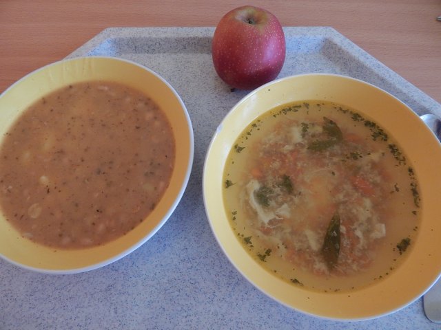 bramborová polévka s cuketou, cizrnový guláš s bramborem, chléb