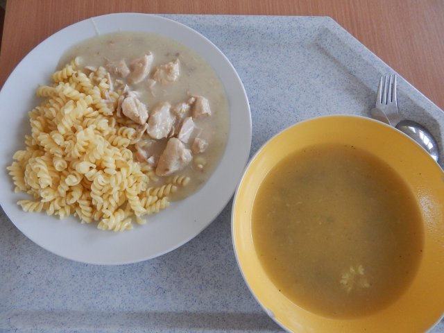 cuketová polévka, kuře na kari, těstoviny