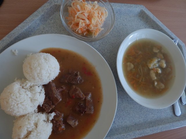 vývar se strouháním, cikánská hovězí pečeně, rýže