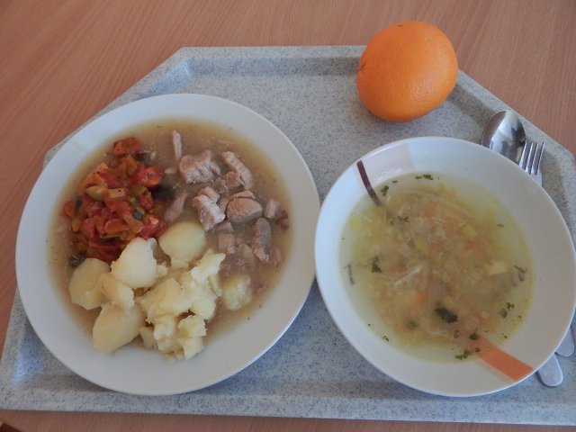 čočková, přírodní vepřové nudličky, brambor, dušená zelenina