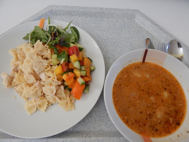 gulášovka, těstovinový salát s kuřecím masem a zeleninou