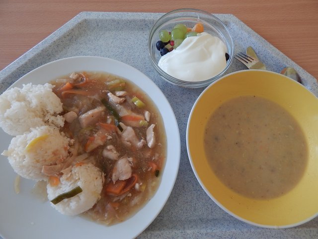 žampionový krém, kuřecí čína, rýže