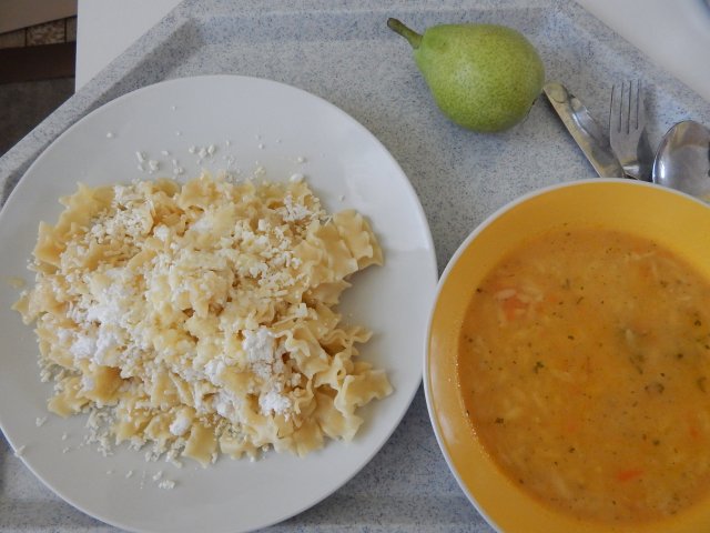 mrkvová polévka s rýží, nudle s tvarohem