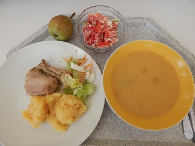 zeleninový krém, grilovaný sumeček, šťouchaný brambor