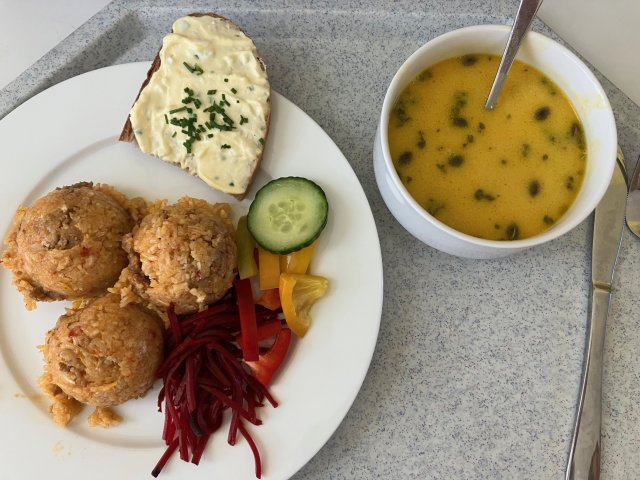 dýňová polévka, srbské rizoto se sýrem, chléb s vaječnou pomazánkou