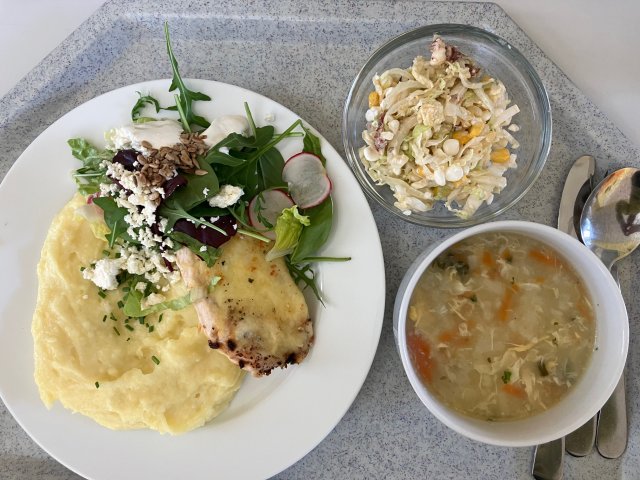 květáková polévka s vejci, kuřecí plátek se sýrem a bramborovou kaší