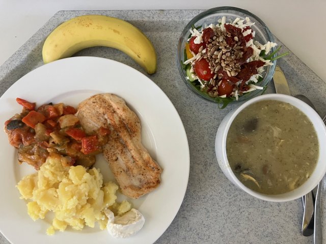 kulajda, kuřecí plátek se šťouchanými brambory a grilovanou zeleninou