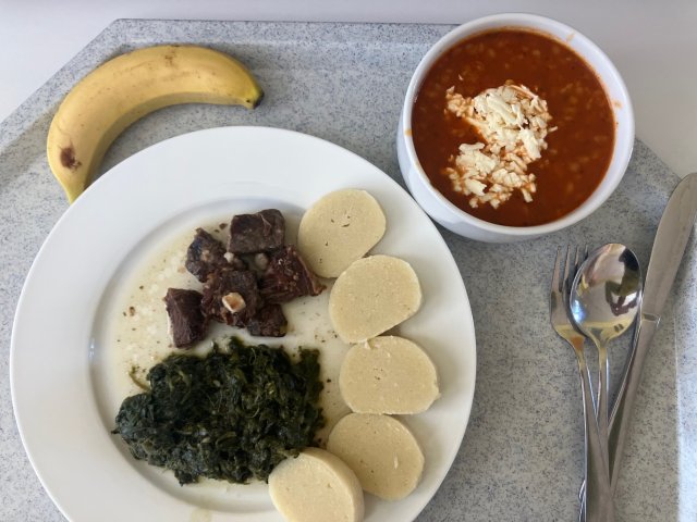 rajčatová polévka, hovězí na česneku s bramborovými knedlíky a špenátem