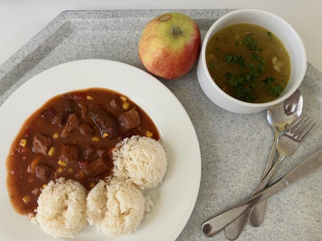 vývar s těstovinami, hovězí ala chilli con carne s rýží