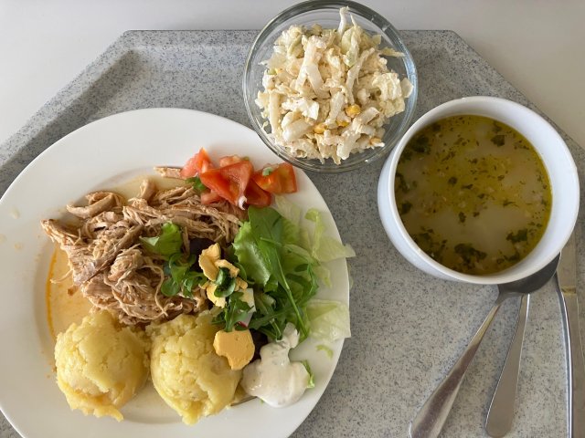 rybí polévka s krutony, krůtí trhané maso se šťouchanými brambory