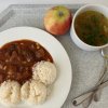vývar s těstovinami, hovězí ala chilli con carne s rýží