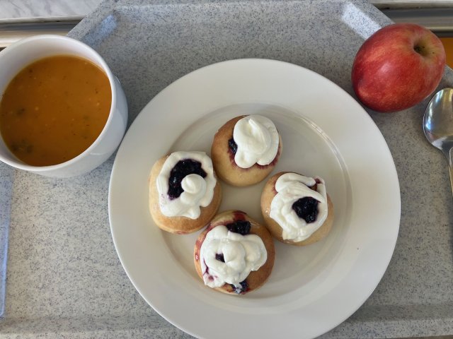 mrkvová polévka s rýží, bavorské vdolečky s marmeládou a tvarohem