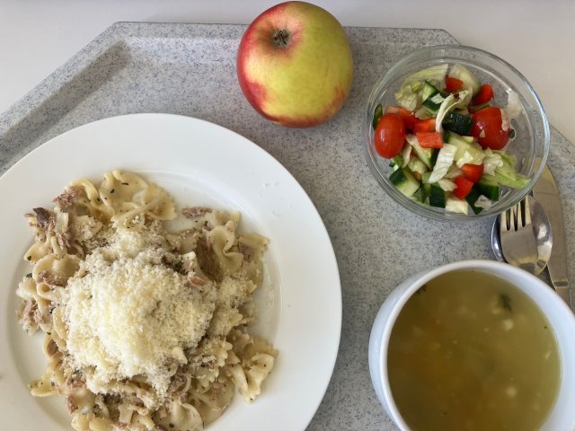 čočková polévka, těstoviny s tuňákem