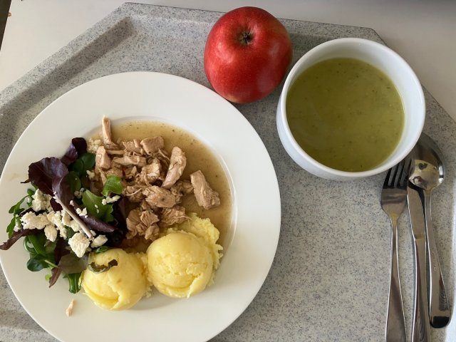 cuketová polévka, kuřecí nudličky na divoko se šťouchanými brambory