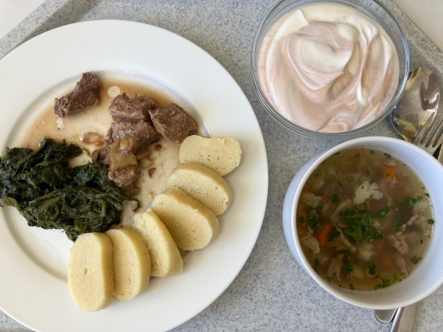 vývar s těstovinami, hovězí na česneku s bramborovým knedlíkem a špenátem