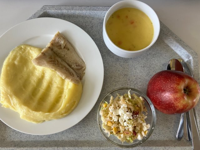 kukuřičná polévka s mrkví, okoun nilský s bramborovou kaší