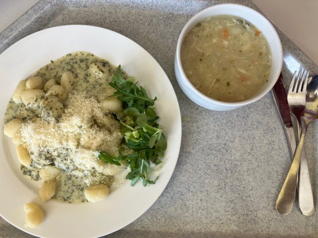 květáková polévka s vejci, noky se špenátem a smetanou