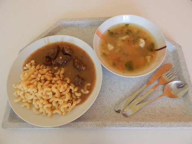 krupicová polévka s vejcem, maďarský guláš, těstoviny