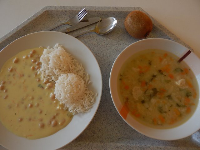 polévka z vaječné jíšky, cizrna na kari, rýže, ovoce