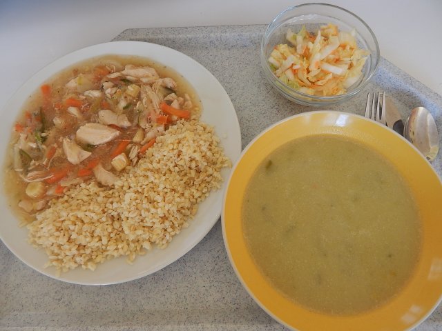 pórková polévka, kuřecí čína, bulgur, salát
