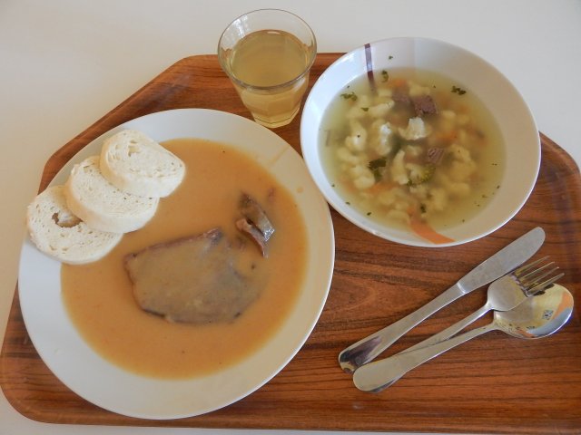 vývar s kapáním, svíčková na smetaně, houskový knedlík