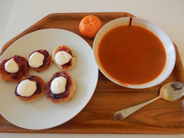 mrkvová polévka s rýží, bavorské vdolečky s marmeládou a tvarohem