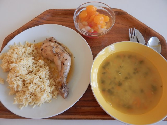 polévka z červené čočky, kuře ala bažant, těstovinová rýže, kompot