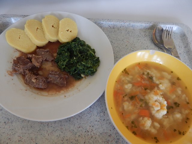 vývar s vaječným strouháním, hovězí na česneku, bramborové knedlíky, špenát