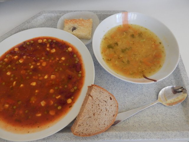 jáhlová polévka se zeleninou, baskidské fazole, chléb, ovoce