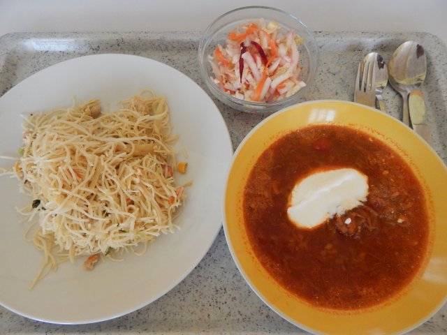 boršč, čínské nudle se zeleninou a masem, salát