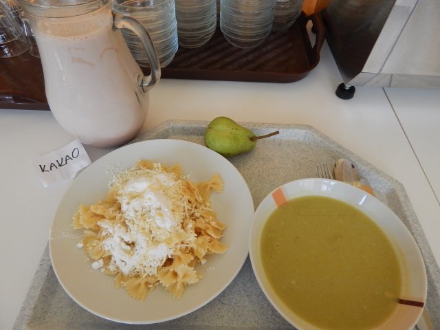 hráškový krém, nudle s tvarohem, ovoce